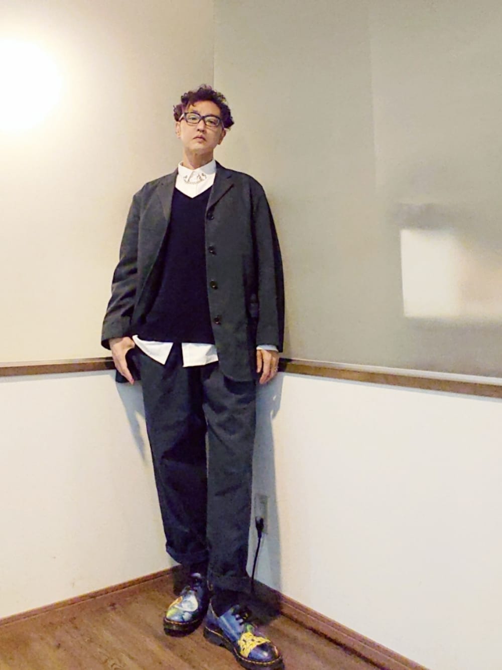 ホワイト系のシャツ/ブラウス、ブルー系のニット/セーター、グレー系のセットアップを着用したメンズの秋コーディネートの1枚目の写真