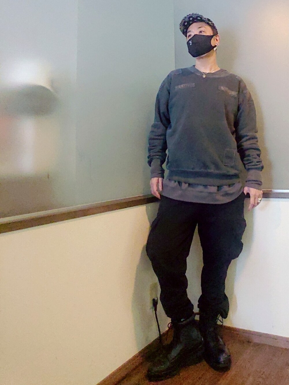 ブラック系のダウンジャケット/コート、グレー系のスウェット、ブラック系のカーゴパンツを着用したメンズの冬コーディネートの3枚目の写真