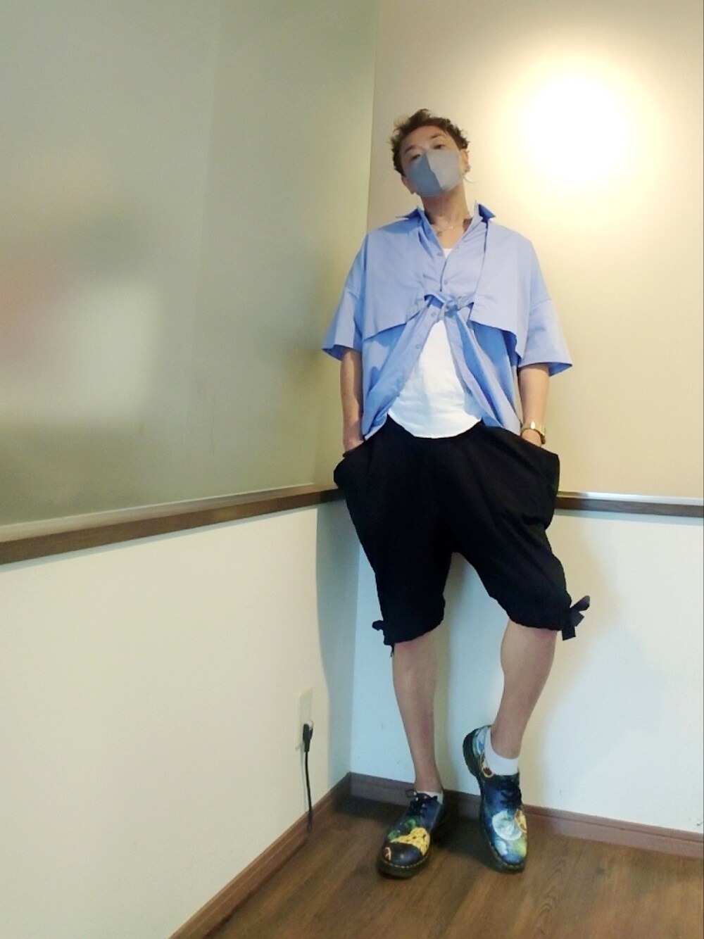 ブルー系のシャツ/ブラウス、ホワイト系のタンクトップ、ブルー系のスラックスを着用したメンズの夏コーディネートの1枚目の写真