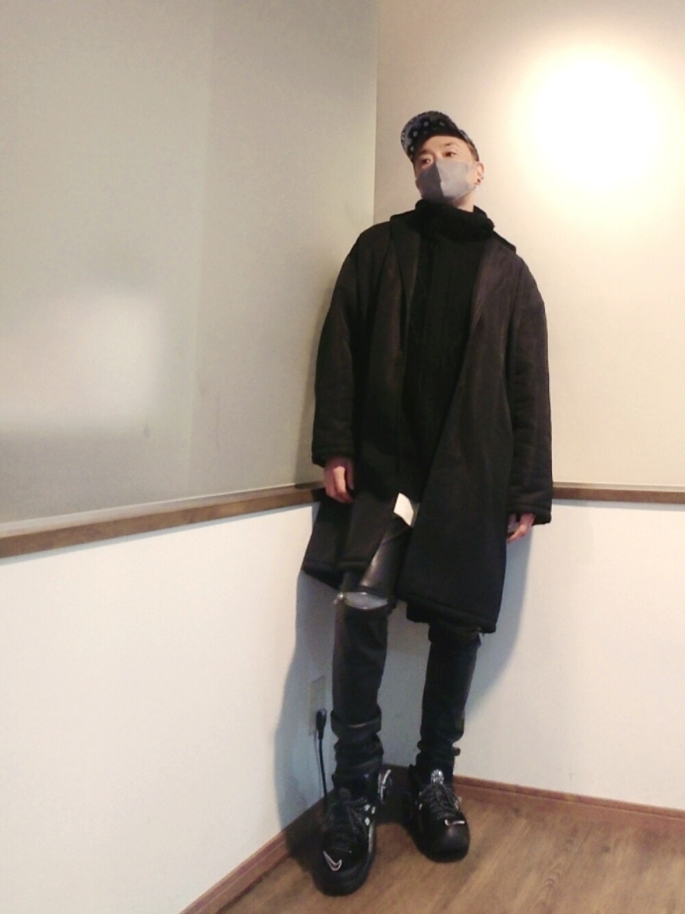 「ビックシルエット、シンプル、モノトーン、ブラック、レザー、レザーパンツ、ニット、タートルネック、キャップ、スニーカー、ストリート、ストリートMIX、モードストリート、ストリートフェス2023、ロングコート」｜「LEGENDAの裏ボアルーズシルエットコート（チェスターコート、ブラック系）」を使った、P３さん（メンズ・178cm）の冬コーディネートの1枚目の写真