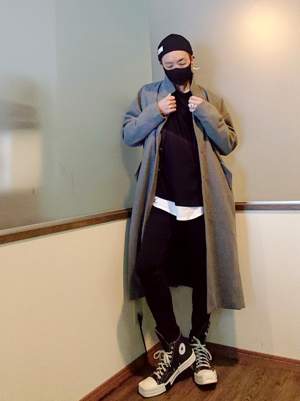 ブラック系のテーラードジャケット、ブラック系のTシャツ/カットソー、ブラック系のデニムパンツを着用したメンズの冬コーディネートの4枚目の写真