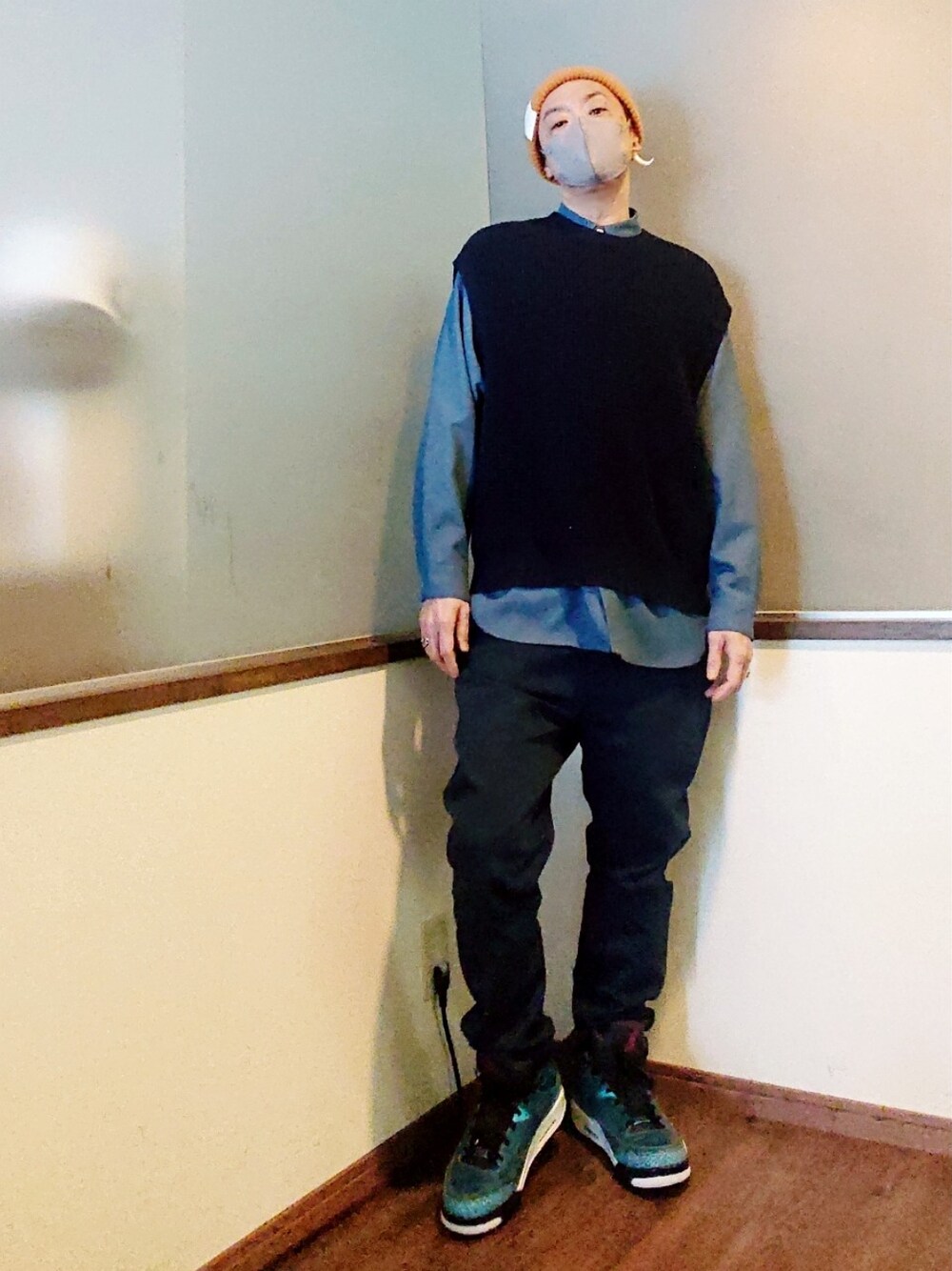 ブルー系のシャツ/ブラウス、ブルー系のベスト、ベージュ系のチェスターコートを着用したメンズの冬コーディネートの2枚目の写真