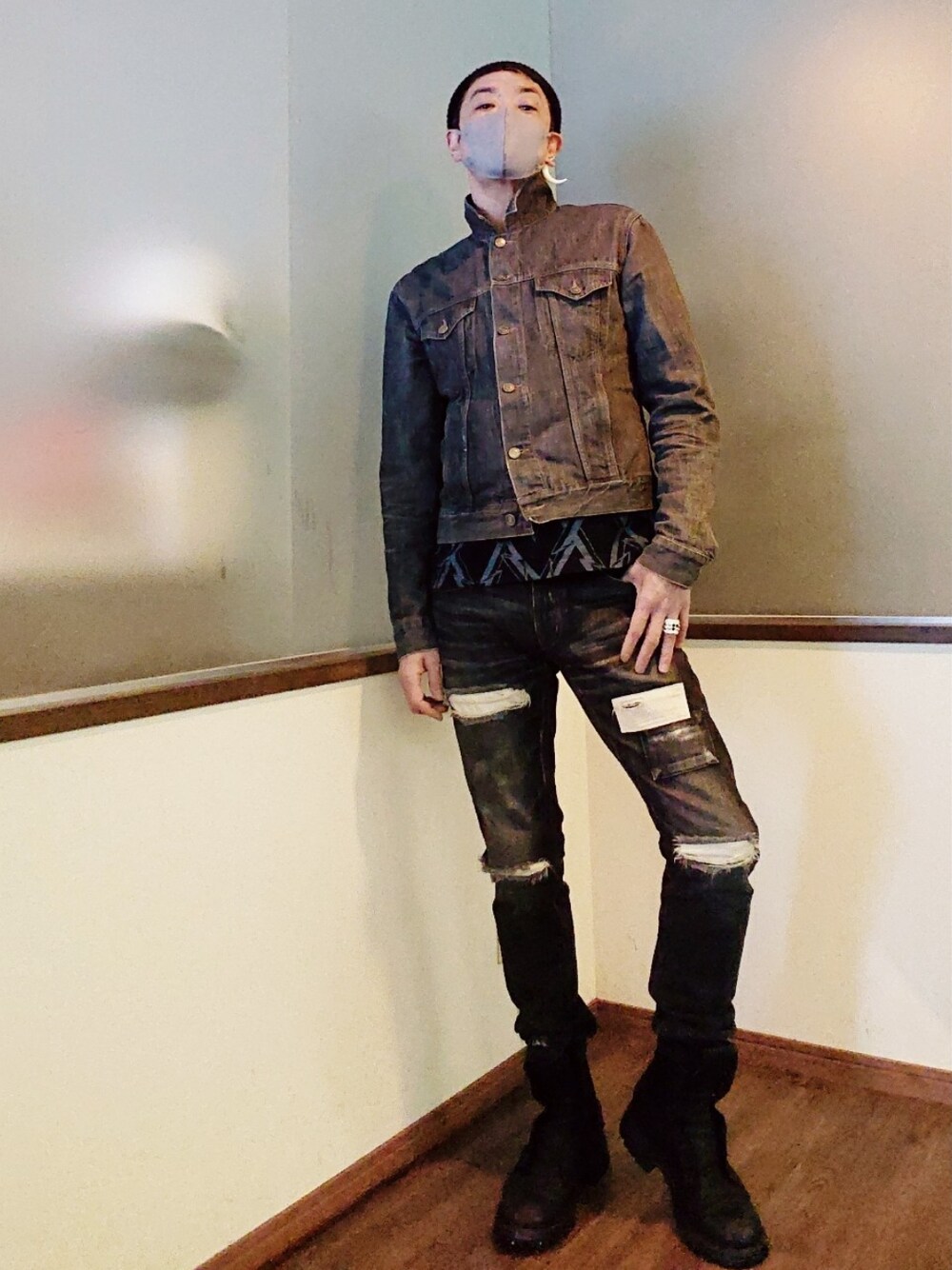 グリーン系のモッズコート、ブラック系のデニムジャケット、ブラック系のデニムパンツを着用したメンズの冬コーディネートの3枚目の写真