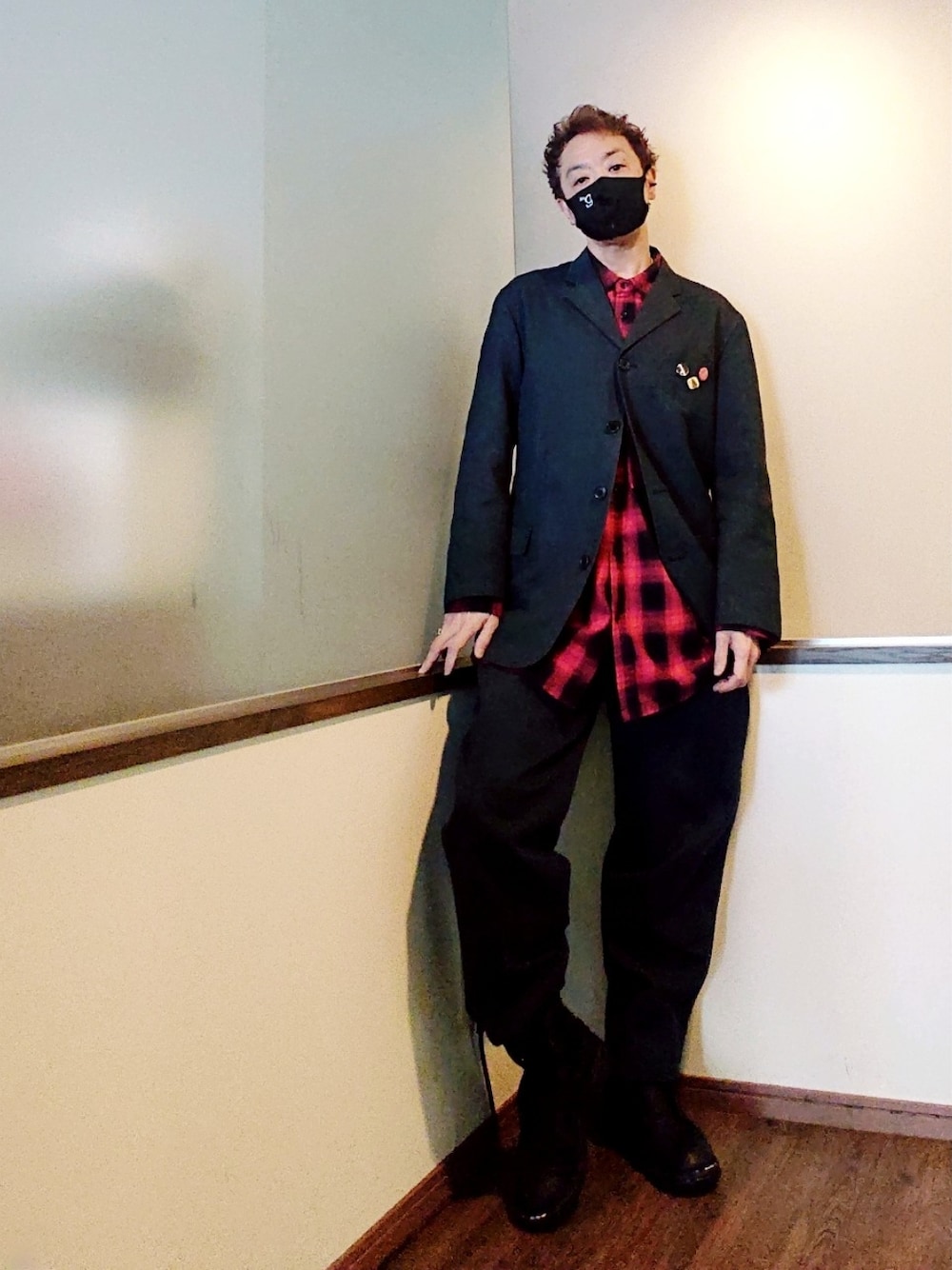 ブラック系のモッズコート、レッド系のシャツ/ブラウス、グレー系のセットアップを着用したメンズの冬コーディネートの3枚目の写真