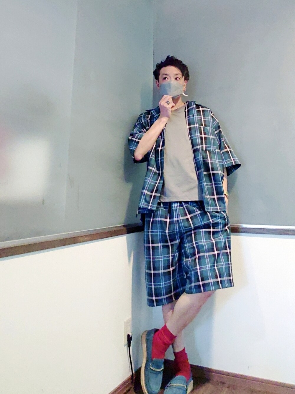 グリーン系のシャツ/ブラウス、グリーン系のその他パンツ、ブルー系のローファーを着用したメンズの夏コーディネートの1枚目の写真