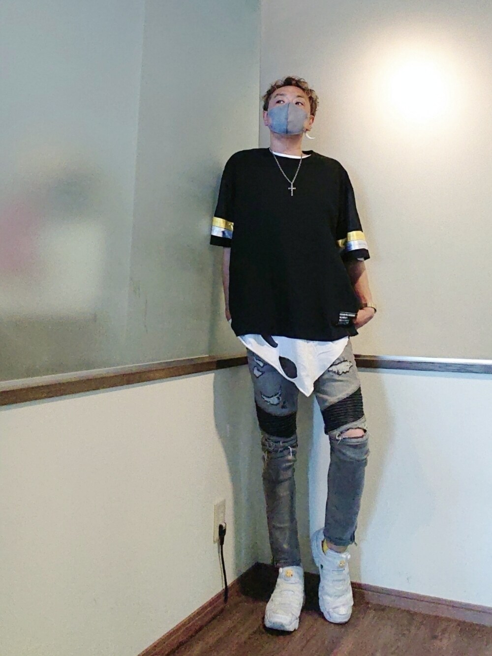 ブラック系のTシャツ/カットソー、ホワイト系のTシャツ/カットソー、グレー系のデニムパンツを着用したメンズの夏コーディネートの1枚目の写真