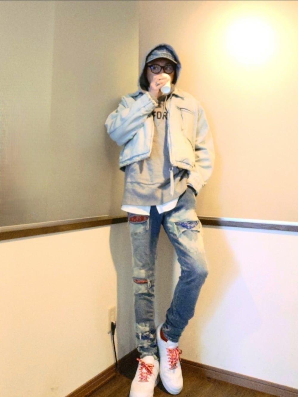 ブルー系のデニムジャケット、グレー系のパーカー、ブルー系のデニムパンツを着用したメンズの夏コーディネートの1枚目の写真