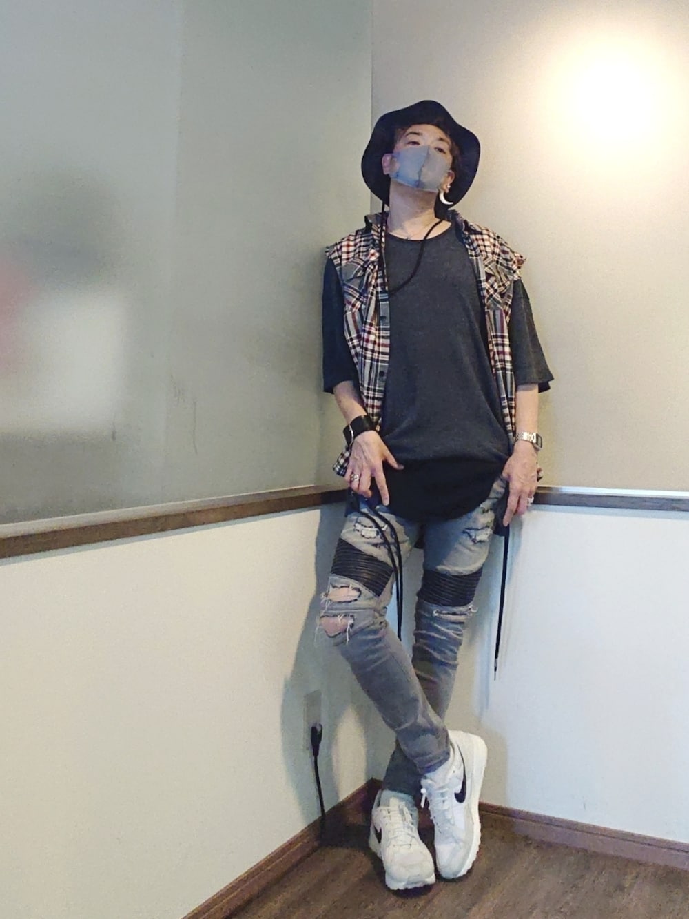 グレー系のTシャツ/カットソー、ブラック系のタンクトップ、グレー系のシャツ/ブラウスを着用したメンズの春コーディネートの1枚目の写真