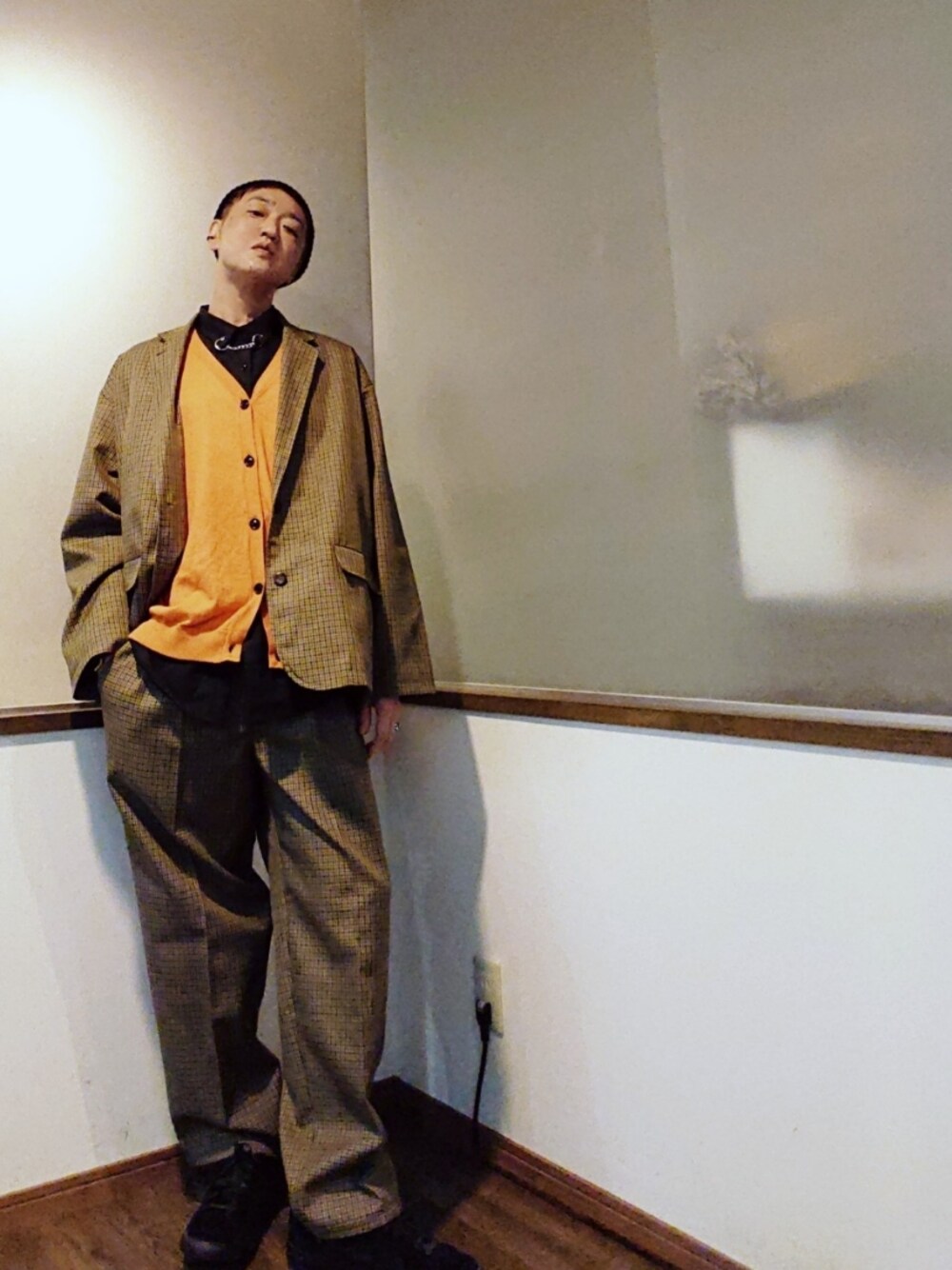 ブラウン系のテーラードジャケット、オレンジ系のカーディガン/ボレロ、ブラック系のシャツ/ブラウスを着用したメンズの秋コーディネートの1枚目の写真