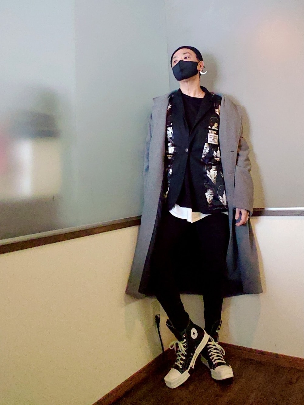 ブラック系のテーラードジャケット、ブラック系のTシャツ/カットソー、ブラック系のデニムパンツを着用したメンズの冬コーディネートの2枚目の写真