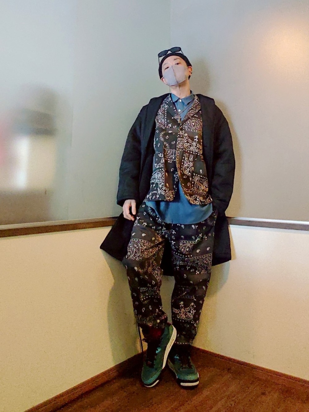 ブラック系のテーラードジャケット、ブルー系のシャツ/ブラウス、グリーン系のスニーカーを着用したメンズの冬コーディネートの2枚目の写真