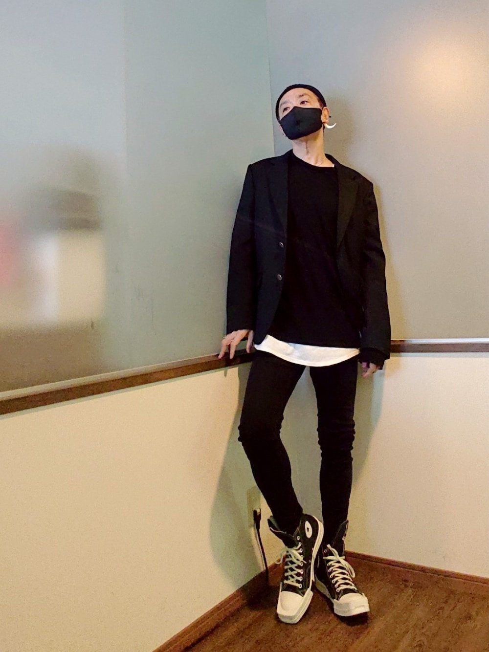 ブラック系のテーラードジャケット、ブラック系のTシャツ/カットソー、ブラック系のデニムパンツを着用したメンズの冬コーディネートの3枚目の写真