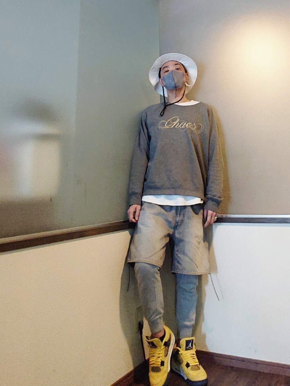 グレー系のスウェット、ホワイト系のその他アウター、グレー系のパンツを着用したメンズの春コーディネートの3枚目の写真