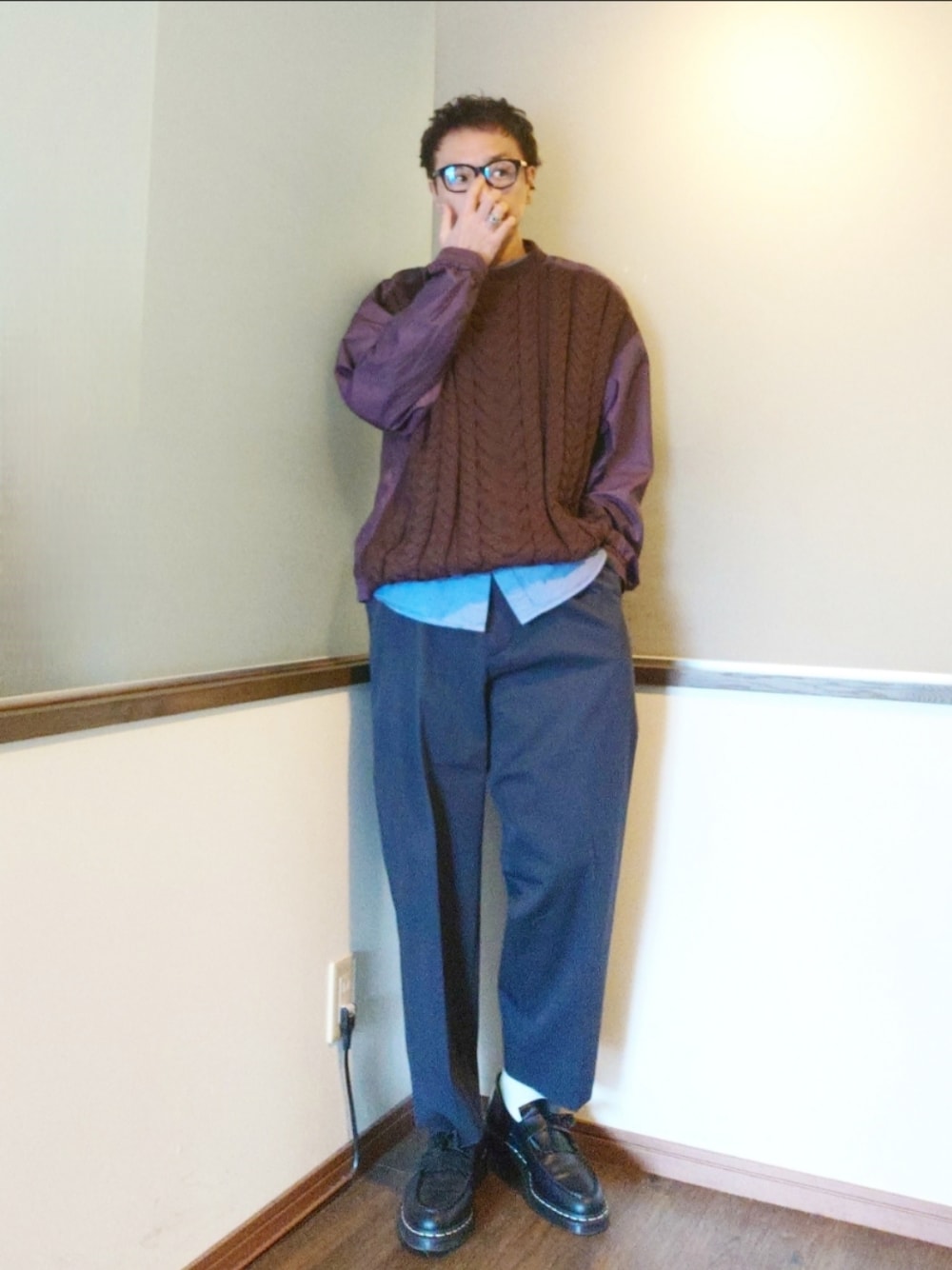 パープル系のニット/セーター、グレー系のスラックス、ブラック系のローファーを着用したメンズの春コーディネートの1枚目の写真