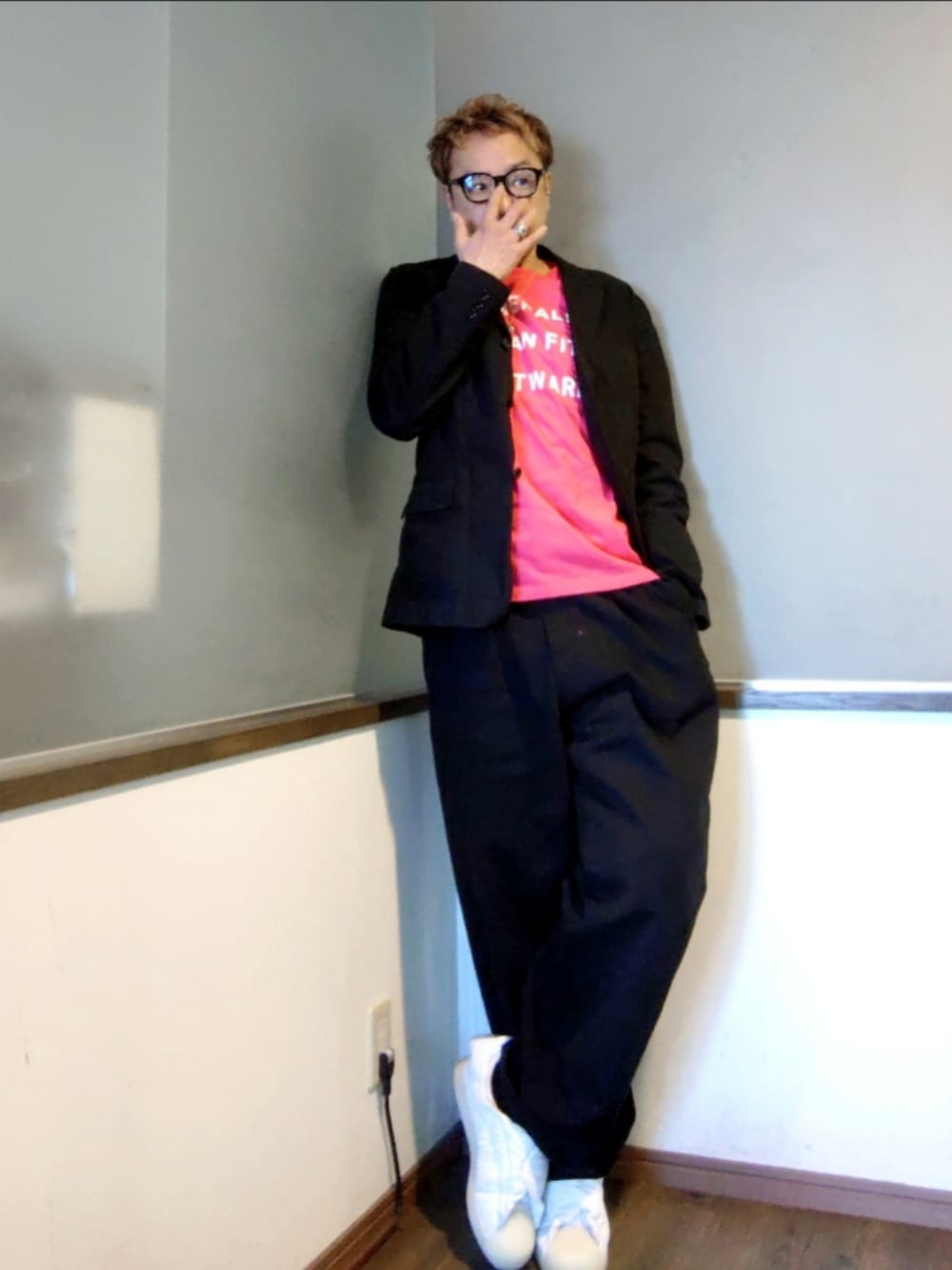 ピンク系のTシャツ/カットソー、ブラック系のテーラードジャケット、ブラック系のその他パンツを着用したメンズの秋コーディネートの1枚目の写真