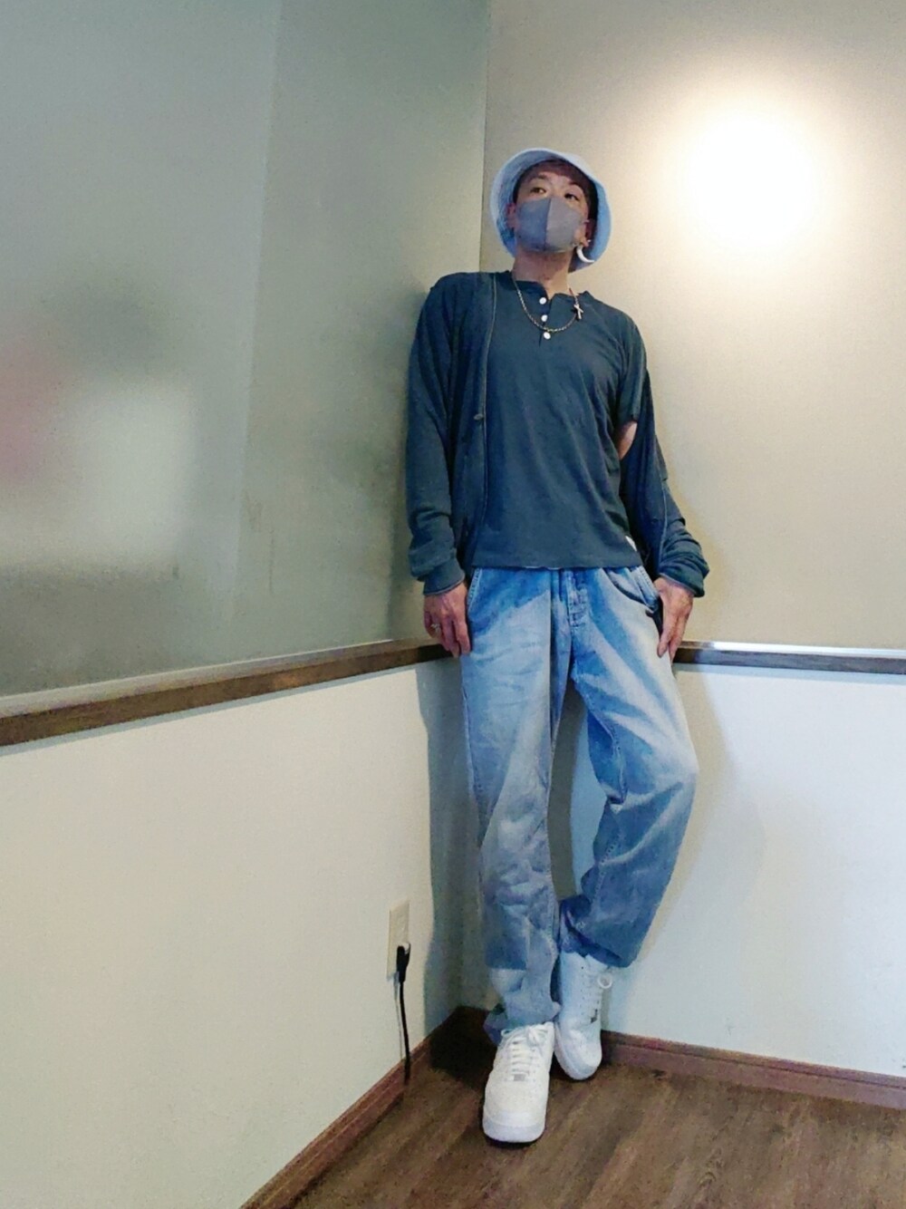 ブルー系のTシャツ/カットソー、ブルー系のカーディガン/ボレロ、ホワイト系のスニーカーを着用したメンズの夏コーディネートの1枚目の写真