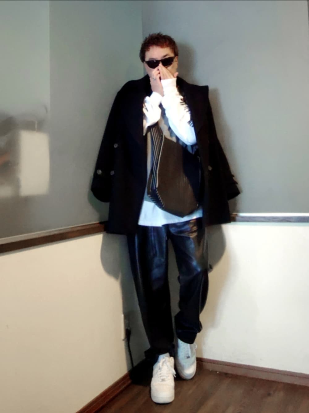 ホワイト系のTシャツ/カットソー、ブラック系のピーコート、ブラック系のパンツを着用したメンズの春コーディネートの1枚目の写真