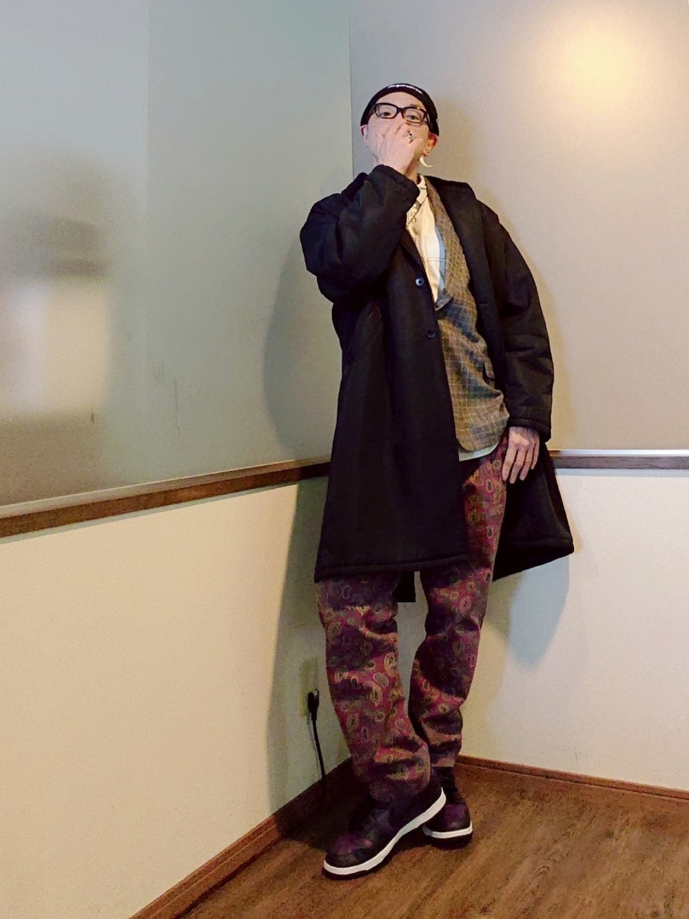 グレー系のテーラードジャケット、レッド系のチノパンツ、パープル系のスニーカーを着用したメンズの冬コーディネートの3枚目の写真