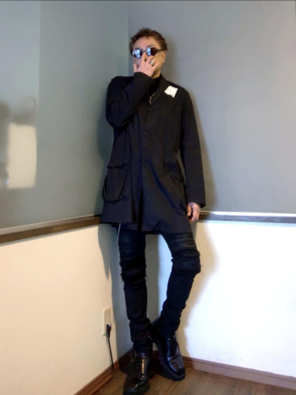 ブラック系のジャケット/アウター、ブラック系のデニムパンツ、ブラック系のドレスシューズを着用したメンズの春コーディネートの1枚目の写真