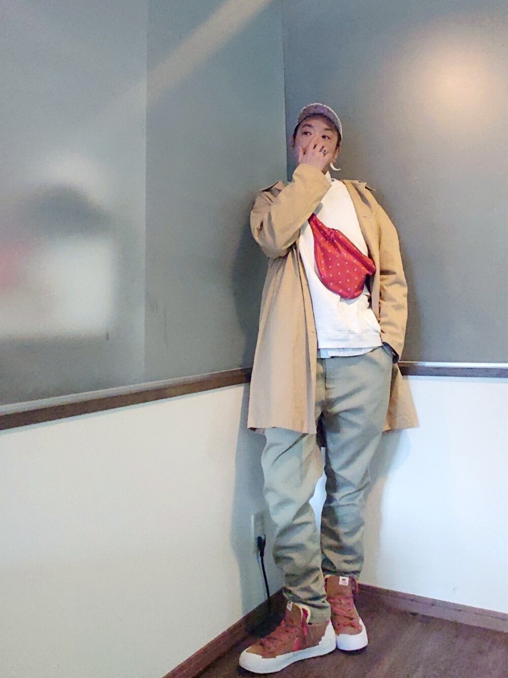 「シンプルコーデ、カジュアル、きれいめカジュアル、スニーカー、淡色コーデ、ミニバッグ、スウェット、Dickies、NIKE、キャップ、はじめましてコーデ」｜「FREAK'S STOREのWEB限定 ビッグシルエット 米綿 ダブルポケット クルーネック スウェット/USAコットン（スウェット、ホワイト系）」を使った、P３さん（メンズ・178cm）の春コーディネートの1枚目の写真