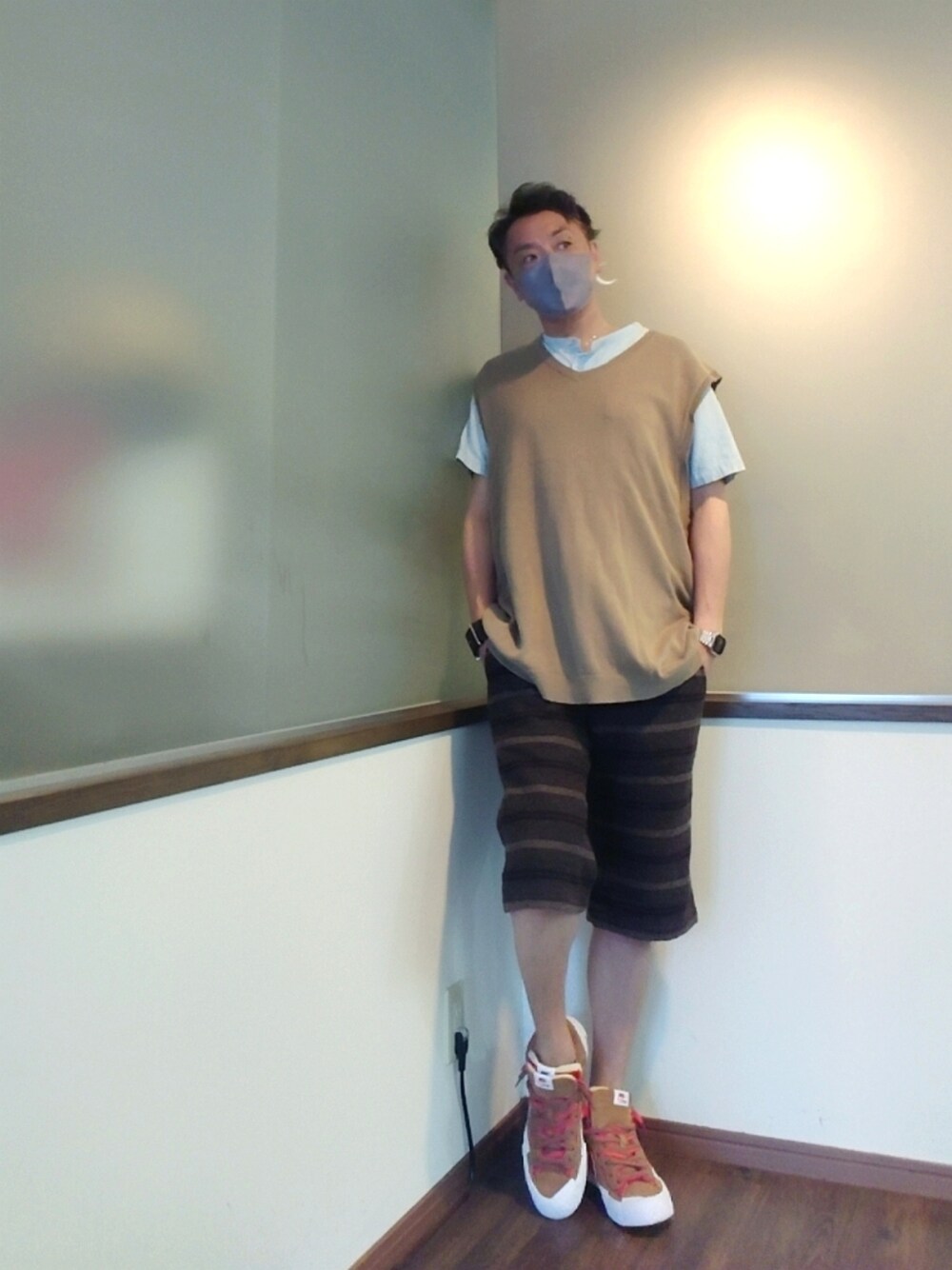 ベージュ系のベスト、ブルー系のシャツ/ブラウス、ブラウン系のパンツを着用したメンズの夏コーディネートの1枚目の写真