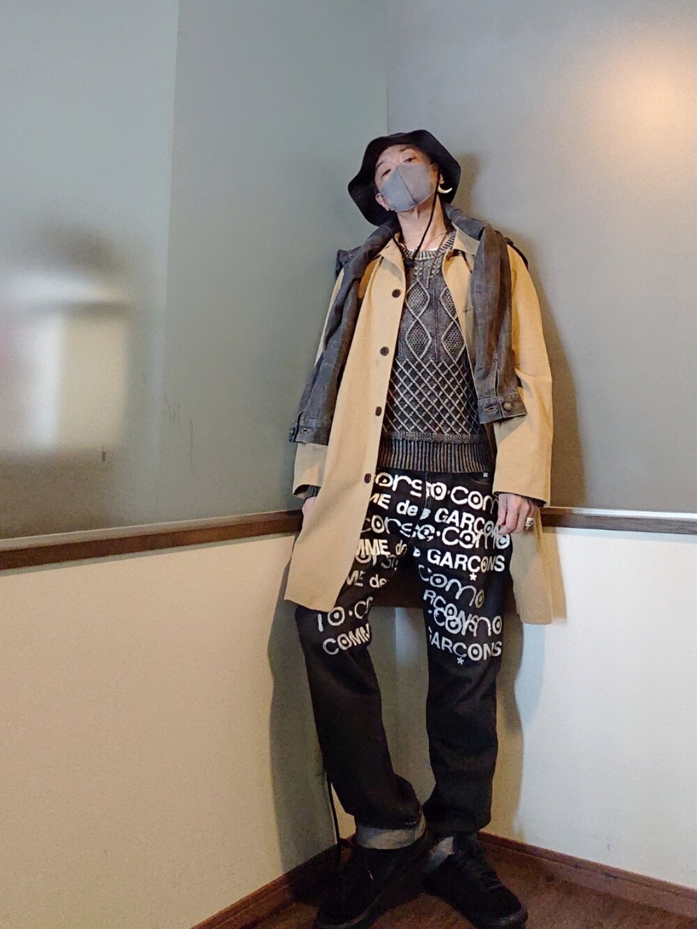 「春、デニム、デニムジャケット、ワイドパンツ、リーバイス、NIKE、ストリート、オトナカジュアル、ステンカラーコート、バケットハット、くすみカラー、黒、肩掛け、レイヤードスタイル、デニムオンデニム」｜「Supreme のアイテム（ハット、ブラック系）」を使った、P３さん（メンズ・178cm）の春コーディネートの1枚目の写真