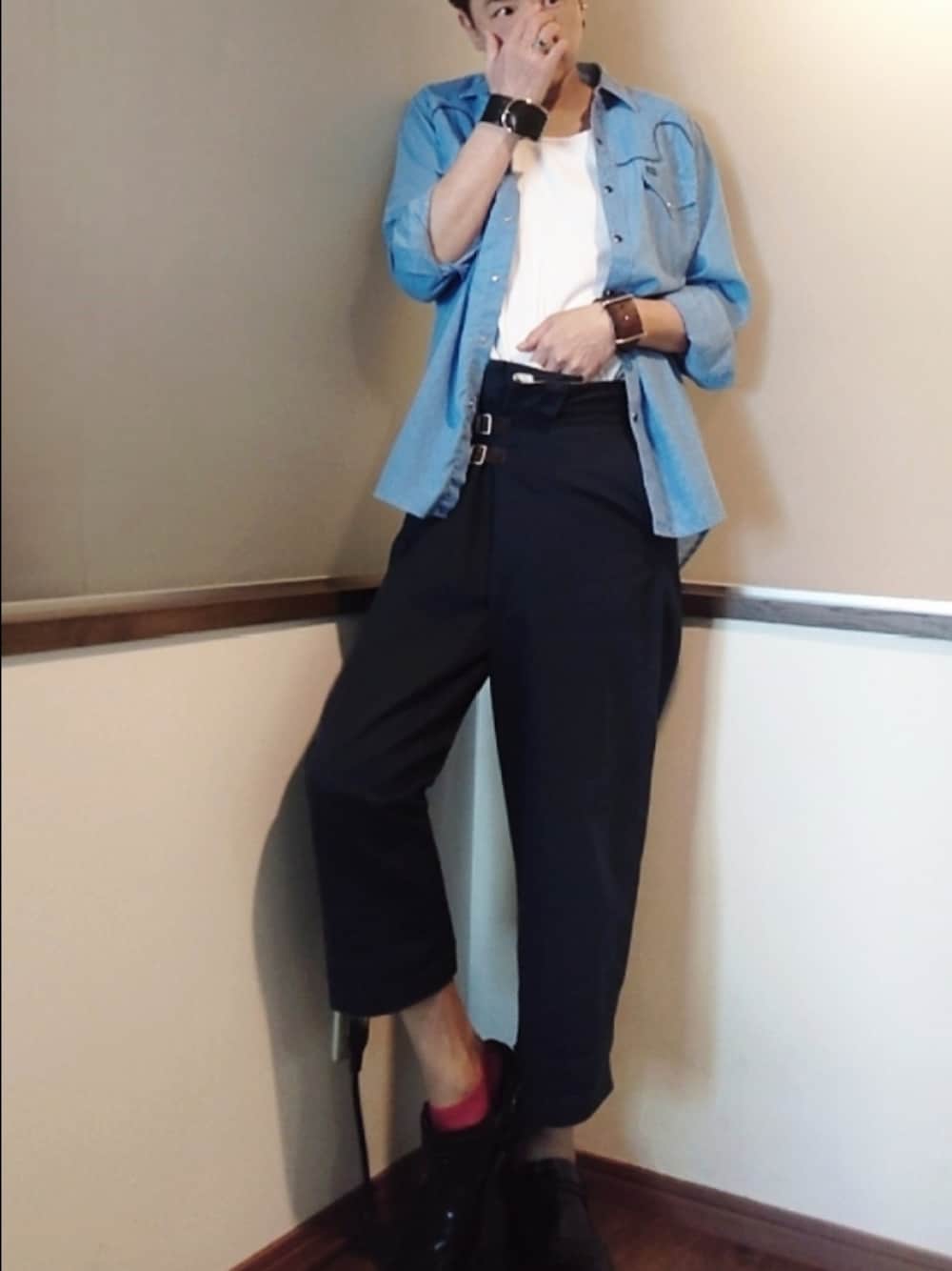 ブルー系のシャツ/ブラウス、ブルー系のチノパンツ、ブラック系のブーツを着用したメンズの春コーディネートの1枚目の写真