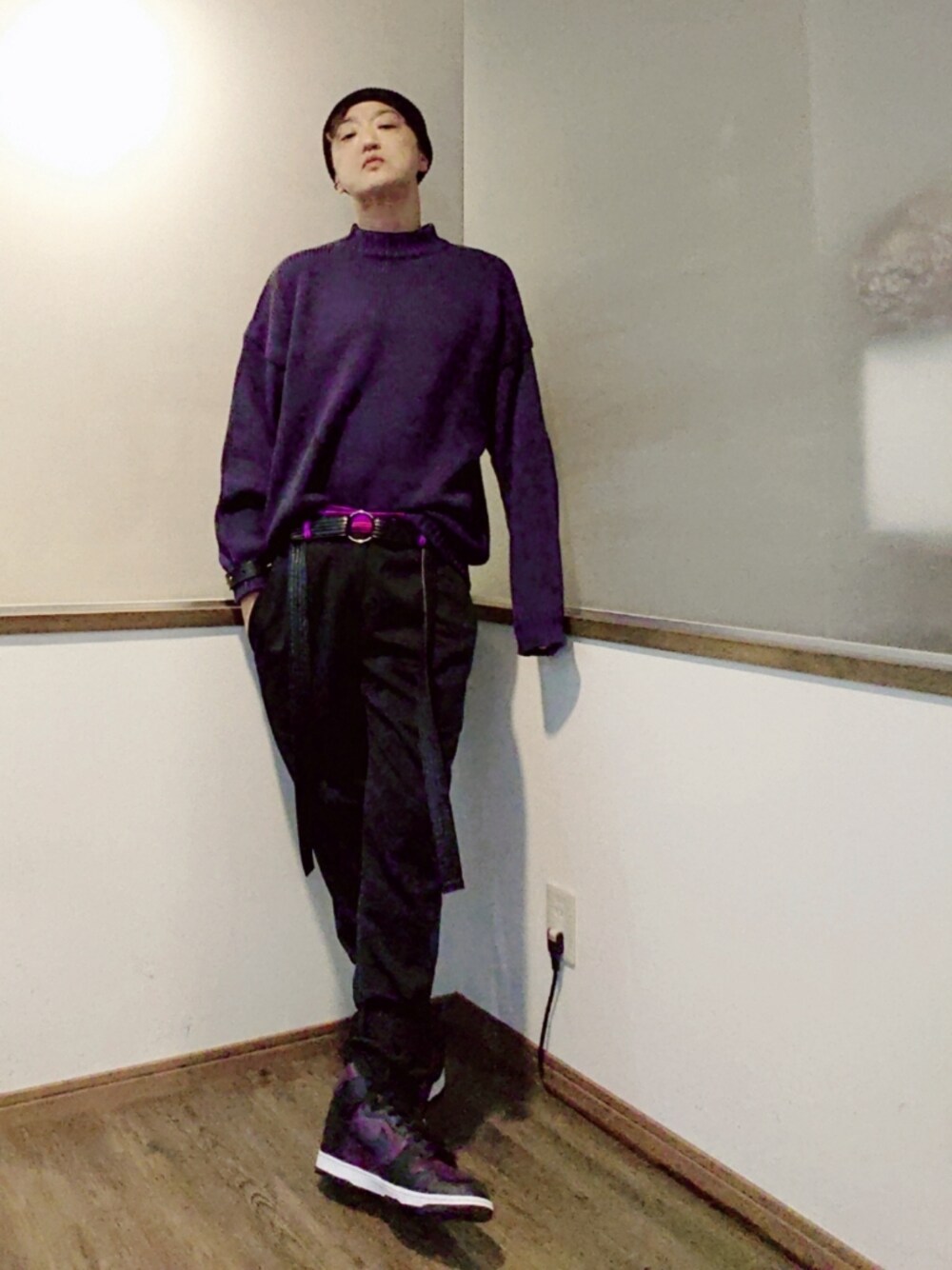 パープル系のニット/セーター、ブラック系のその他パンツ、パープル系のスニーカーを着用したメンズの秋コーディネートの1枚目の写真