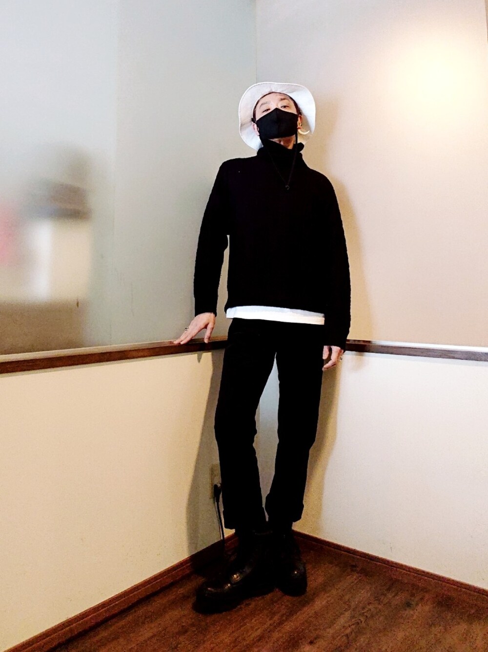 ホワイト系のその他アウター、ブラック系のスニーカー、ブラック系のスニーカーを着用したメンズの冬コーディネートの2枚目の写真