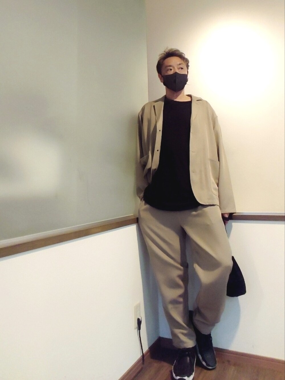 ベージュ系のテーラードジャケット、ベージュ系のチノパンツ、ブラック系のTシャツ/カットソーを着用したメンズの秋コーディネートの1枚目の写真