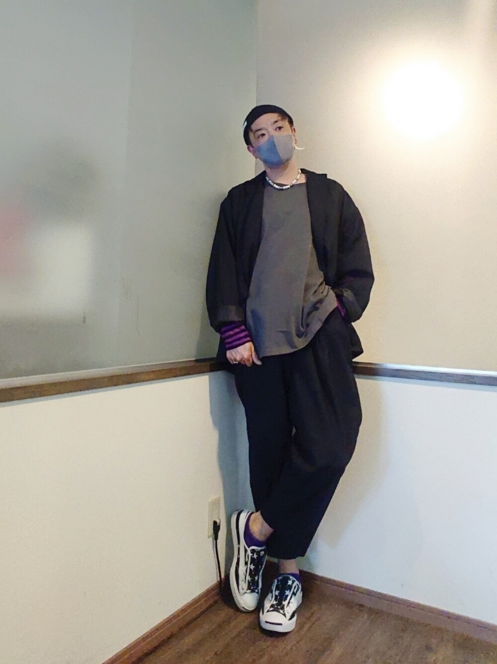 ブラック系のテーラードジャケット、グレー系のTシャツ/カットソー、ホワイト系のスニーカーを着用したメンズの春コーディネートの1枚目の写真