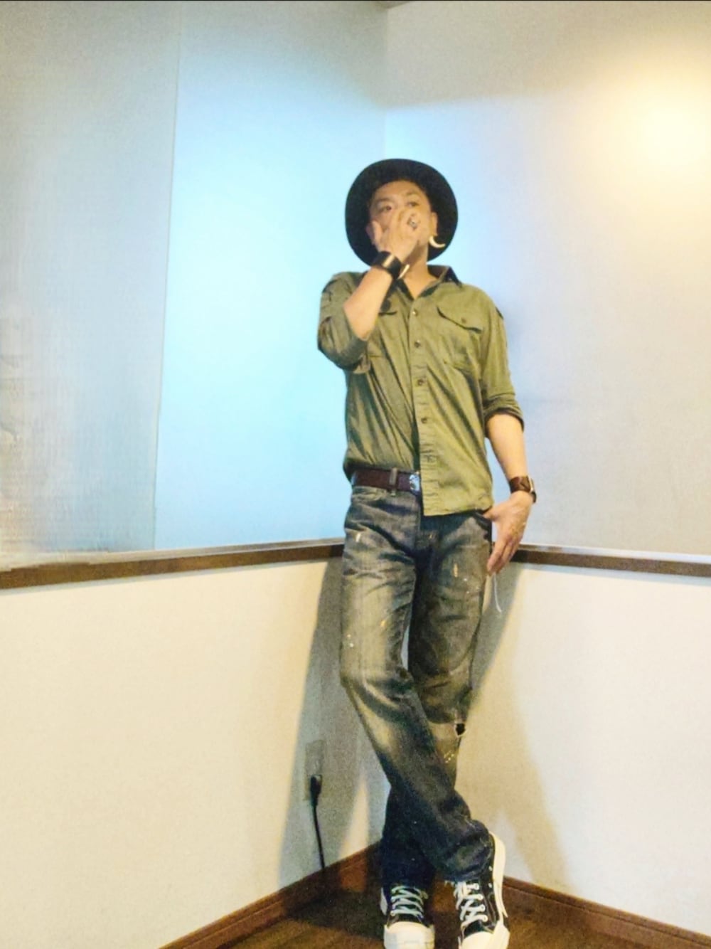 「大人カジュアル、デニム、アメカジ、コンバース、converse、ハイカットスニーカー、ミリタリー、ハット、秋服準備はじめました、古着、古着MIX、スニーカー」｜「CA4LAのアイテム（ハット、ブラック系）」を使った、P３さん（メンズ・178cm）の秋コーディネートの1枚目の写真