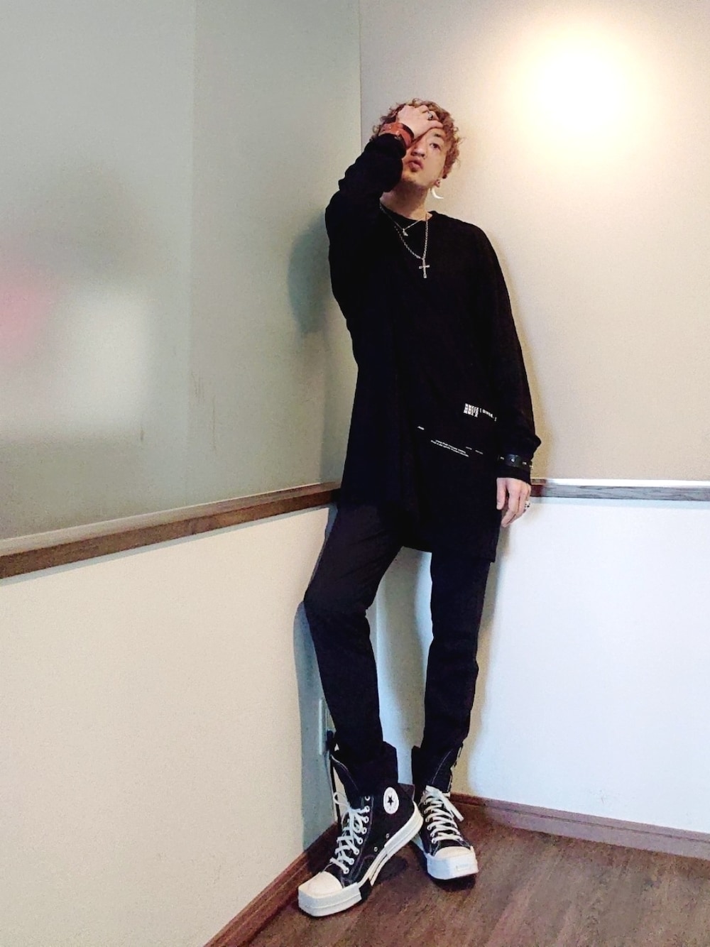 ブラック系のスラックス、ブラック系のTシャツ/カットソー、ブラック系のスニーカーを着用したメンズの春コーディネートの1枚目の写真