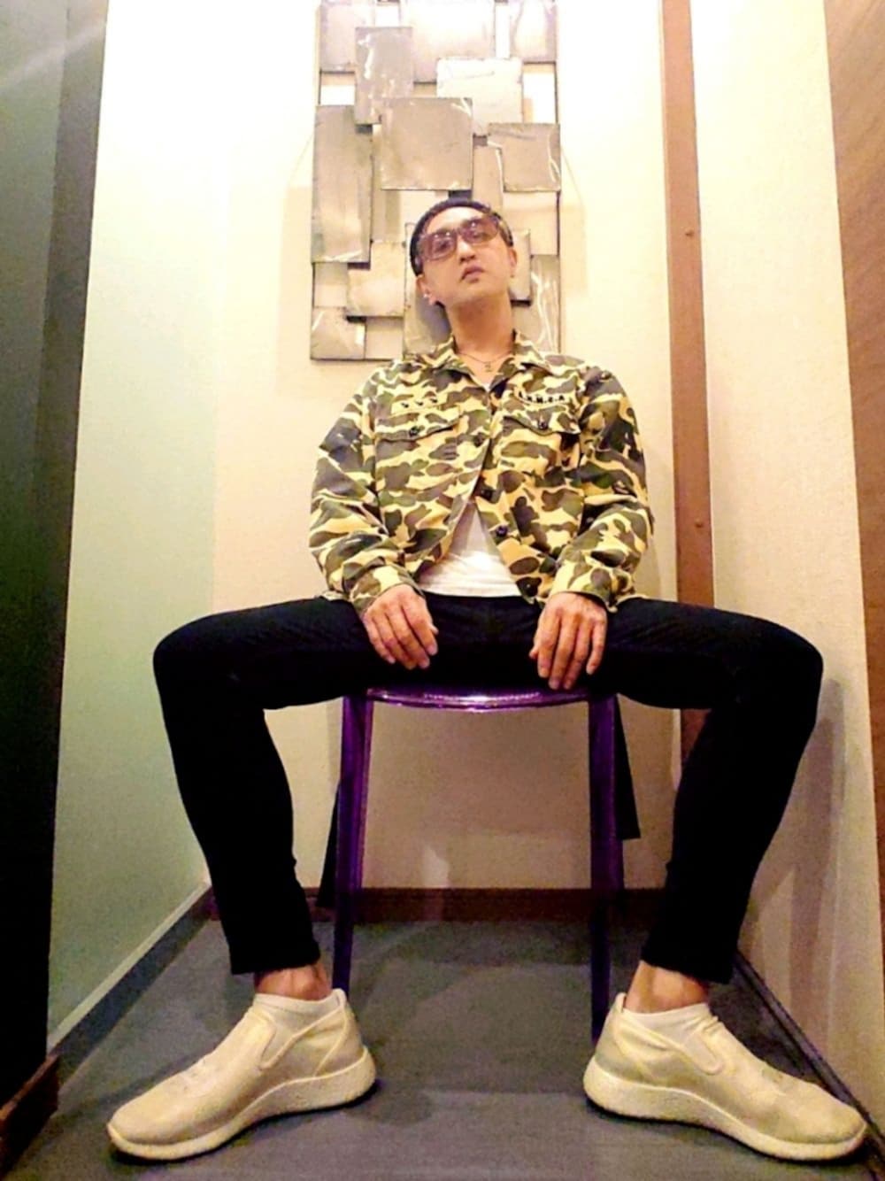 ホワイト系のスニーカー、ブラック系のデニムパンツ、イエロー系のシャツ/ブラウスを着用したメンズの秋コーディネートの1枚目の写真