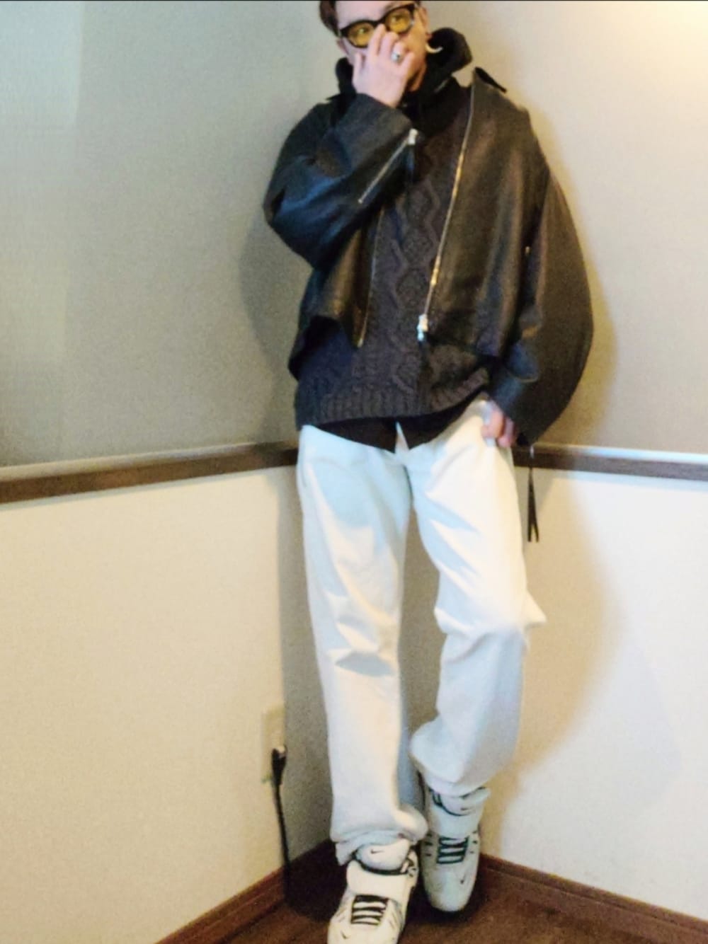 ブラック系のブルゾン、グレー系のニット/セーター、ブラック系のシャツ/ブラウスを着用したメンズの冬コーディネートの1枚目の写真