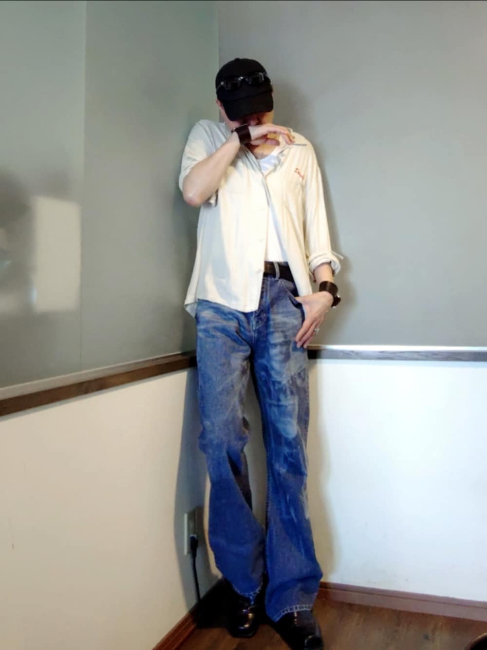 その他のデニムパンツ、ブラック系のブーツ、ブラック系のキャップを着用したメンズの夏コーディネートの1枚目の写真