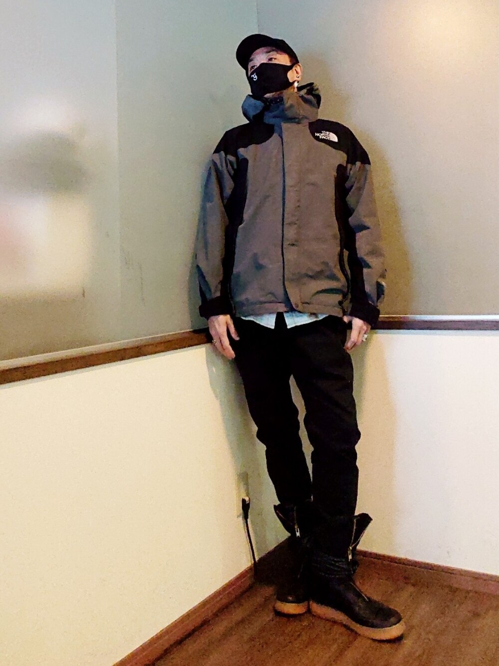 ブラック系のスウェット、ブルー系のシャツ/ブラウス、ブラック系のその他パンツを着用したメンズの冬コーディネートの2枚目の写真