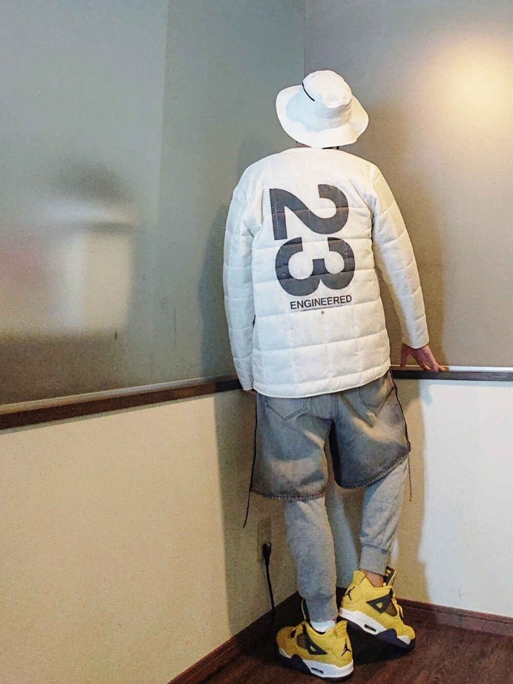 グレー系のスウェット、ホワイト系のその他アウター、グレー系のパンツを着用したメンズの春コーディネートの2枚目の写真