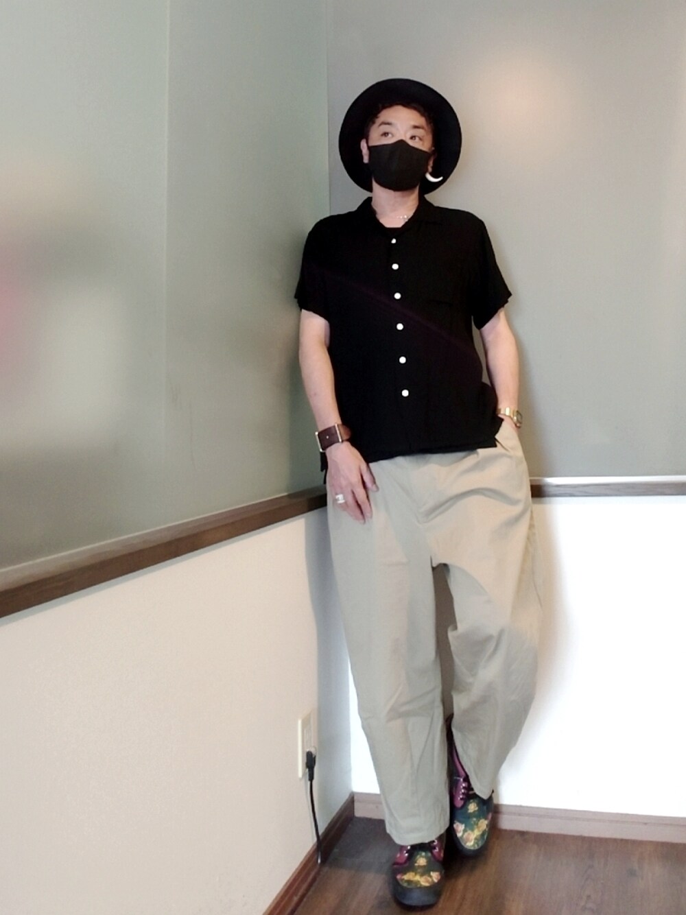 ブラック系のシャツ/ブラウス、ベージュ系のチノパンツ、ブラック系のスニーカーを着用したメンズの秋コーディネートの1枚目の写真
