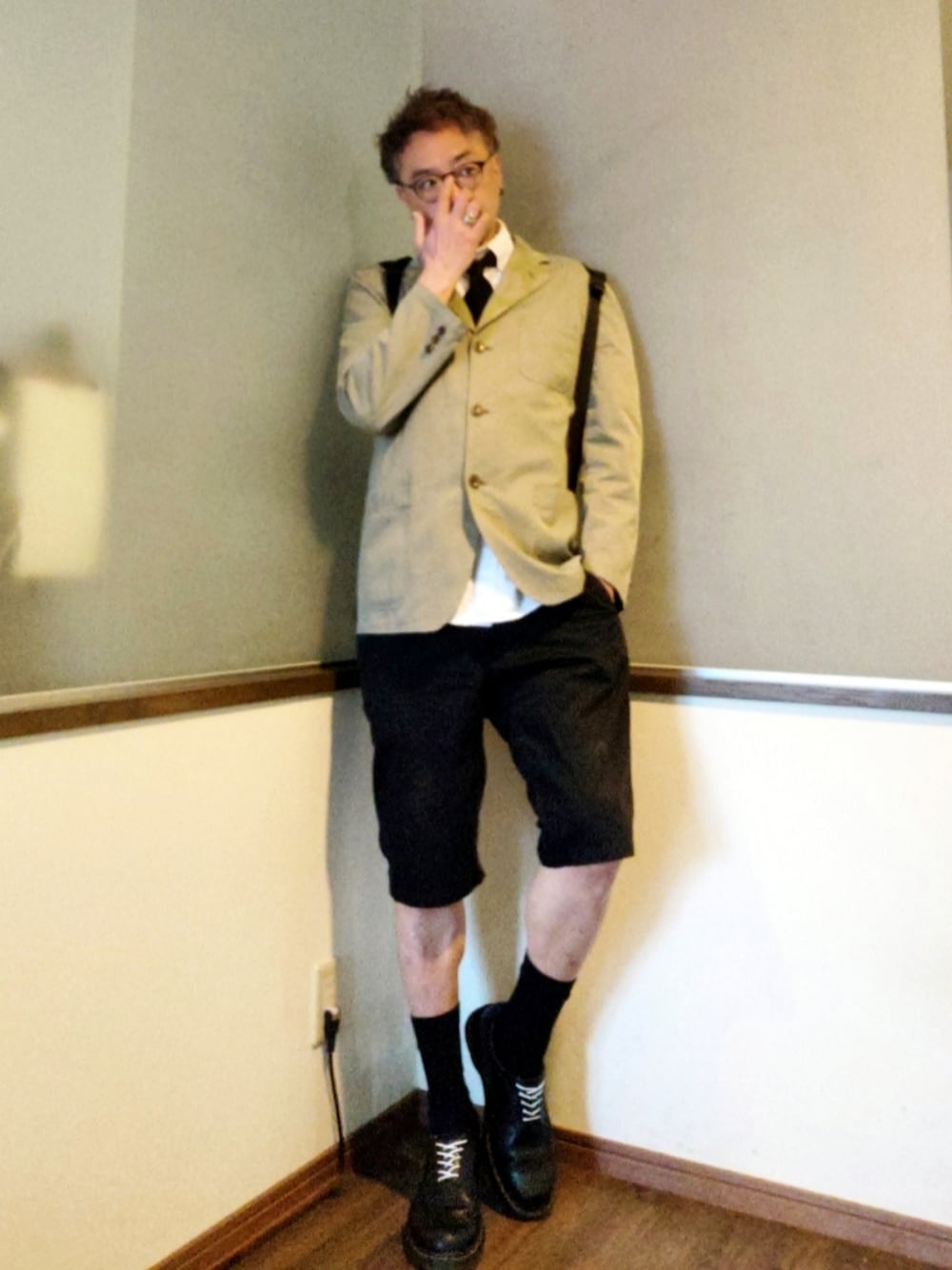 「レイヤードスタイル、ネクタイ、ジャケット、ハーフパンツ、白シャツ、メガネ男子、バックパック、Dr.Martens、大人カジュアル」｜「COMME des GARCONS HOMME PLUSのアイテム（テーラードジャケット、グリーン系）」を使った、P３さん（骨格ナチュラル・メンズ・178cm）の春コーディネートの1枚目の写真