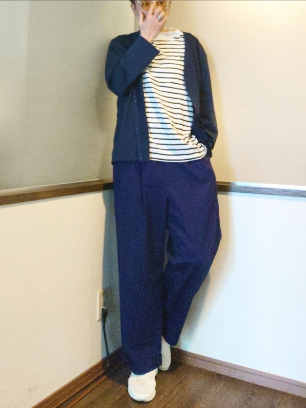ブルー系のカーディガン/ボレロ、ホワイト系のTシャツ/カットソー、ブルー系のその他パンツを着用したメンズの春コーディネートの1枚目の写真