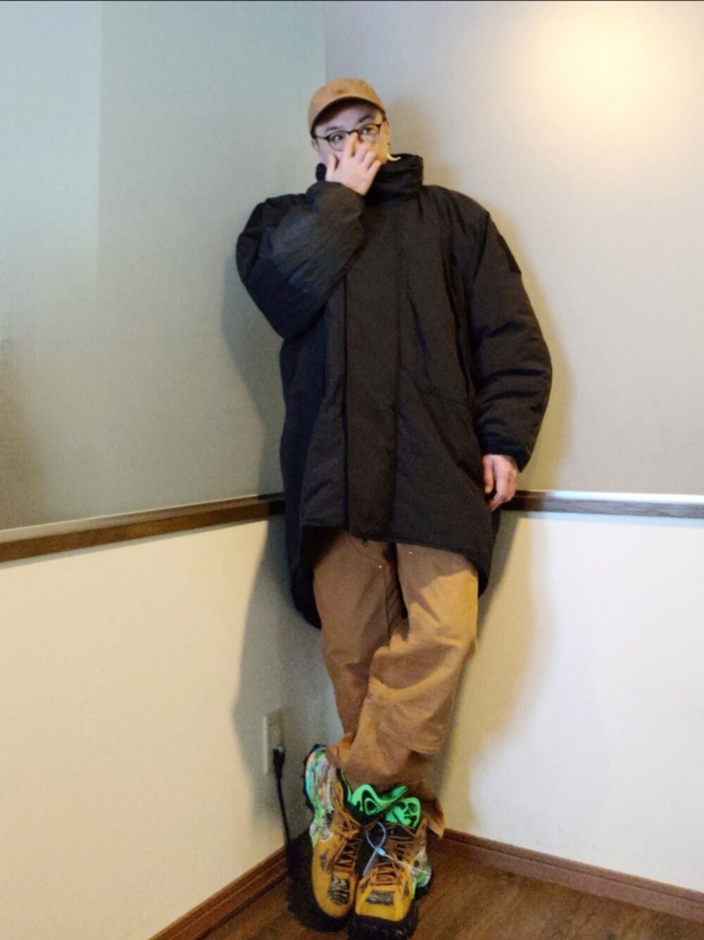 「クリスマスに着たい服、ストリート、キャップ、ダウンジャケット、デニム、ブーツ、ショートブーツ、スニーカー、NIKE、ニット、大人カジュアル、メガネ男子、ビッグシルエット、古着MIX、冬アウター」｜「FREAK'S STOREの限定展開 ビッグシルエット プリマロフト モンスターパーカー（ダウンジャケット/コート、ブラック系）」を使った、P３さん（メンズ・178cm）の冬コーディネートの1枚目の写真
