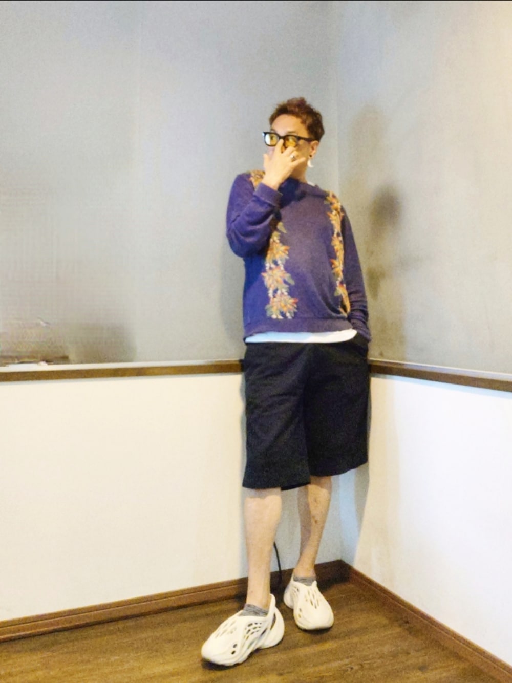 「秋服準備はじめました、ストリート、ハーフパンツ、ロンT、ブルー、花柄、ニット、スニーカー、サングラス、メガネ男子、大人カジュアル、レイヤードスタイル、adidas」｜「PHENOMENONのアイテム（ニット/セーター、ブルー系）」を使った、P３さん（メンズ・178cm）の夏コーディネートの1枚目の写真