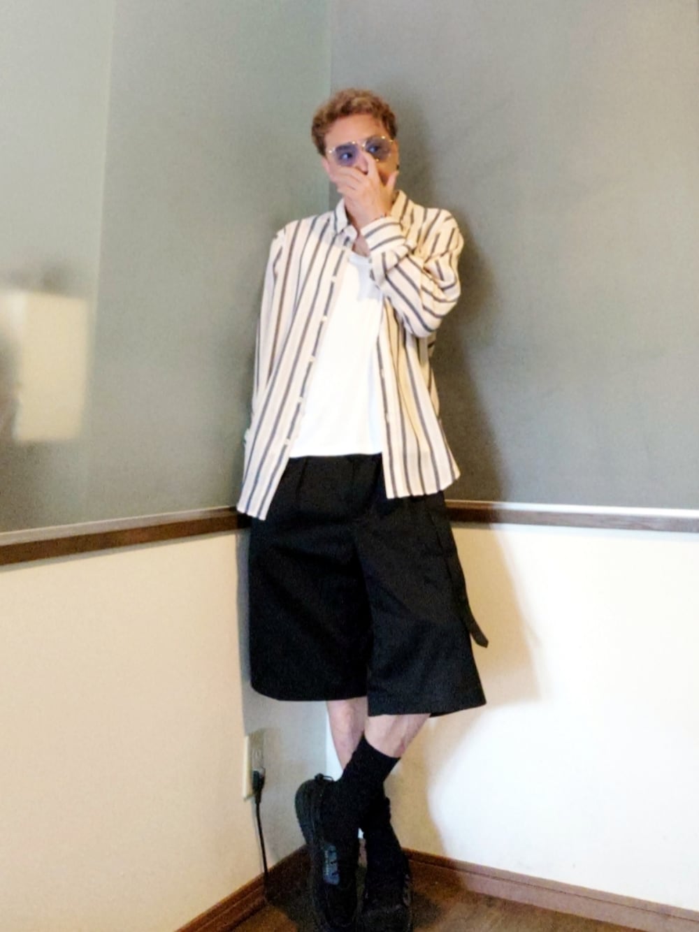 ホワイト系のシャツ/ブラウス、ブラック系のチノパンツ、ブラック系のスニーカーを着用したメンズの夏コーディネートの1枚目の写真
