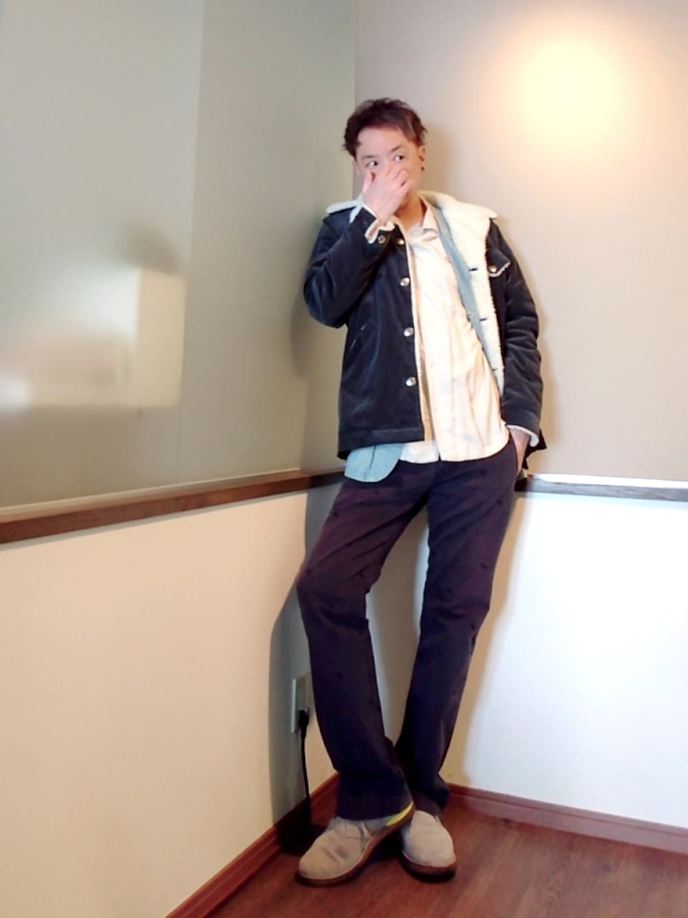 グレー系のブルゾン、ベージュ系のシャツ/ブラウス、ブルー系のカバーオールを着用したメンズの春コーディネートの1枚目の写真