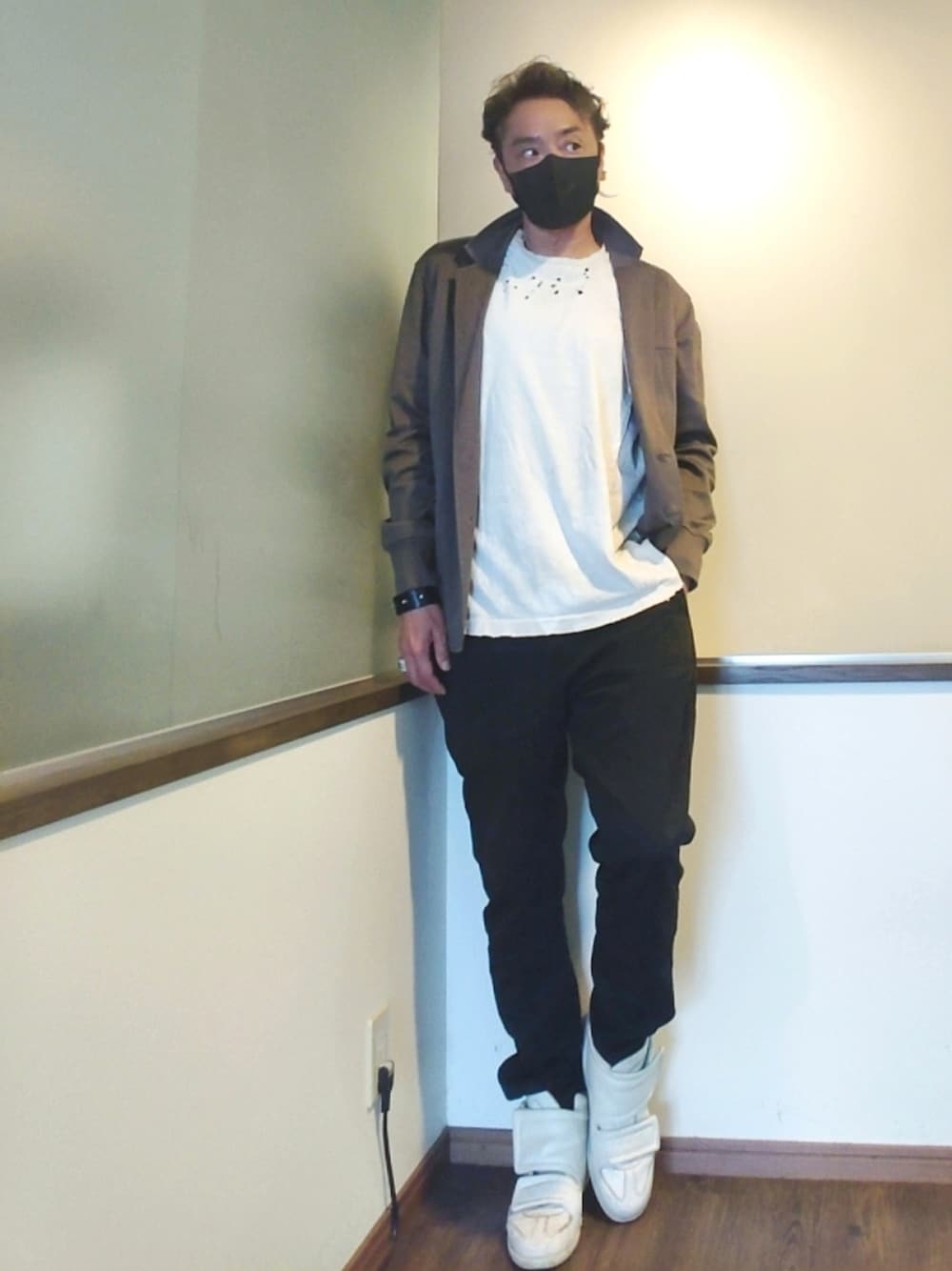 ホワイト系のTシャツ/カットソー、ブラウン系のテーラードジャケット、ブラック系のスラックスを着用したメンズの秋コーディネートの1枚目の写真