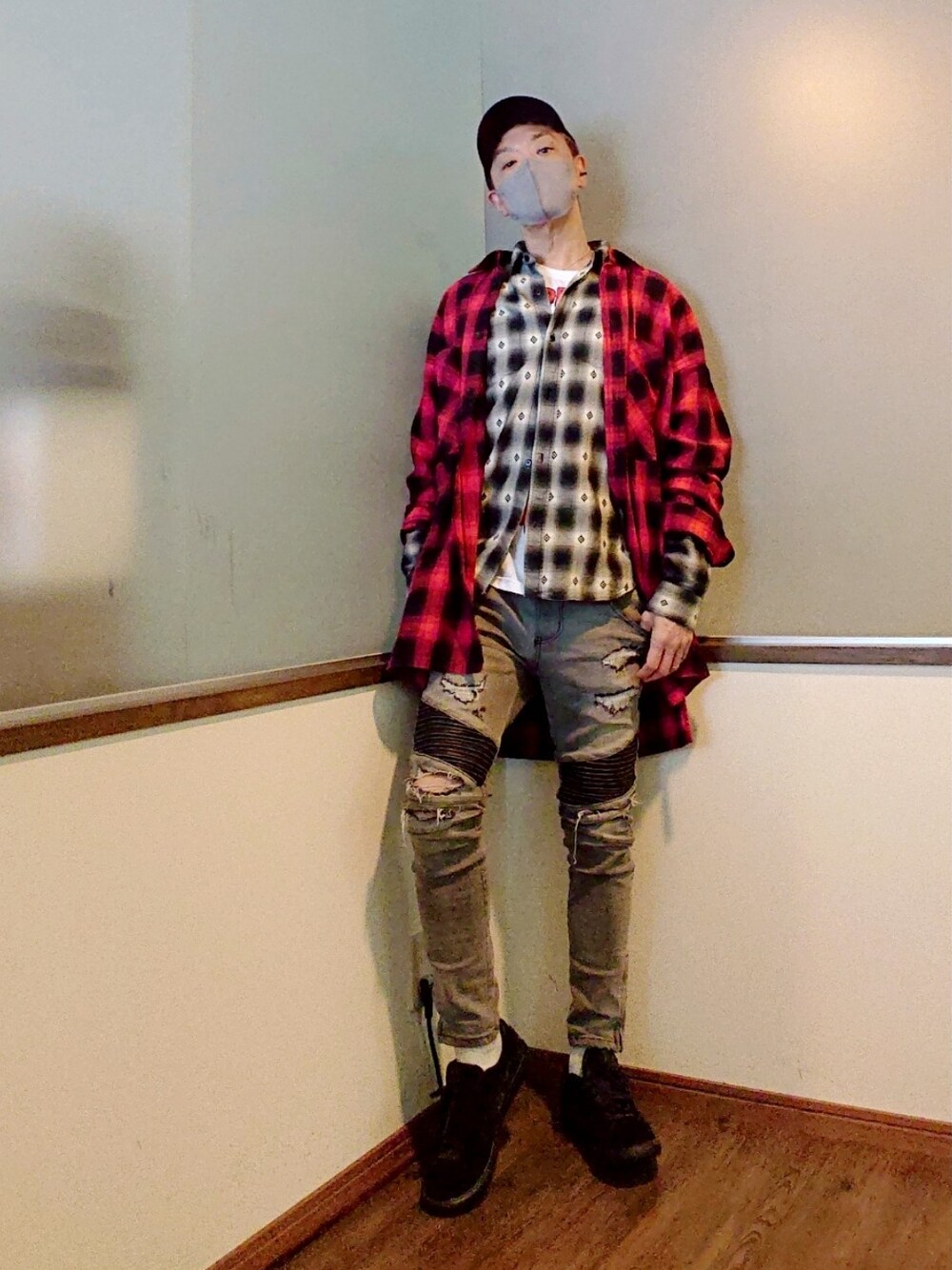 レッド系のシャツ/ブラウス、グレー系のマウンテンパーカー、ブラック系のシャツ/ブラウスを着用したメンズの冬コーディネートの2枚目の写真