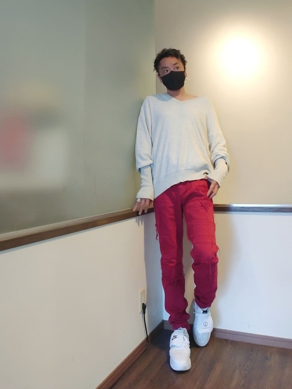 ホワイト系のニット/セーター、レッド系のデニムパンツ、ホワイト系のドレスシューズを着用したメンズの夏コーディネートの1枚目の写真