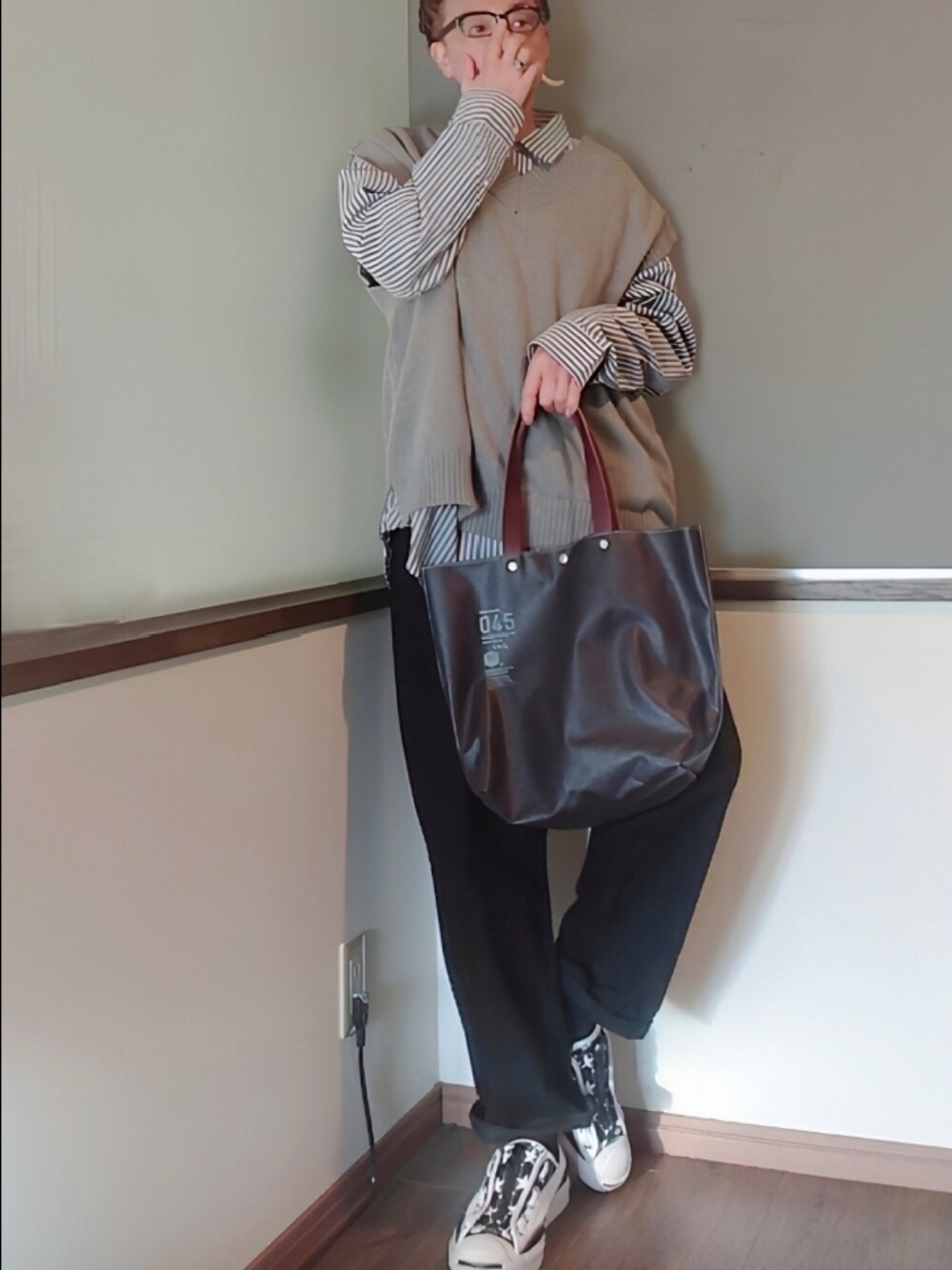 「メガネ男子、ストライプシャツ、ベスト、お出かけコーデ日記、スニーカー、きれいめカジュアル、ワイドパンツ、GU、デニム、古着、古着MIX、converse、コンバース、ビッグシルエット、トートバッグ」｜「OLD NAVYの 古着（シャツ/ブラウス、ホワイト系）」を使った、P３さん（メンズ・178cm）の春コーディネートの1枚目の写真