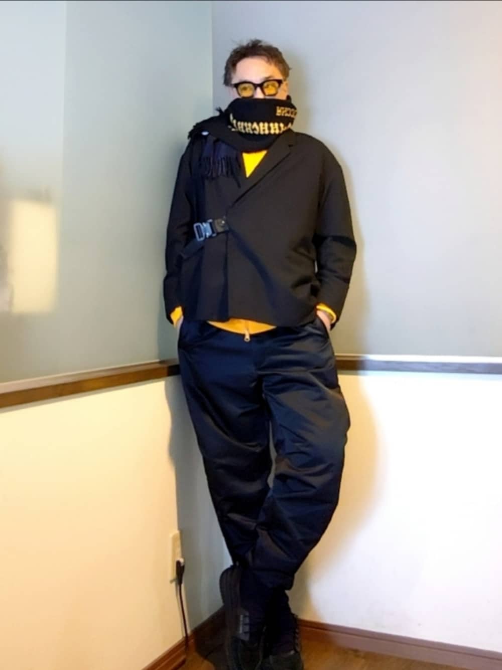 イエロー系のジャージ、ブラック系のテーラードジャケット、ブラック系のその他パンツを着用したメンズの冬コーディネートの1枚目の写真